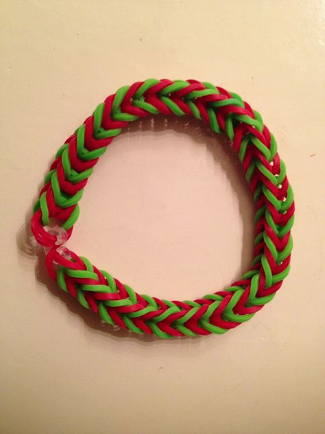 Fishtail bracelet with Christmas colors using the #RainbowLoom Christmas Rubber Band Bracelets, Christmas Rainbow Loom Bracelets, Looming Bracelets, Rainbow Loom Christmas, Rainbow Loom Fishtail, Loom Bands Designs, Loom Band Patterns, Rainbow Loom Bracelets Easy, Fishtail Bracelet