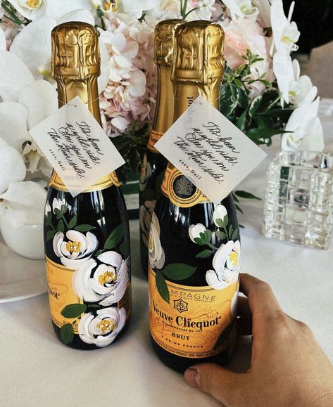 Painted Wine Bottle Engagement, Painted Alcohol Bottles, Painted Champagne Bottle Wedding, Diy Champagne Bottle, Champagne Bottle Painting, Champagne Bottle Decoration, Champagne Bottle Gift, Hand Painted Champagne Bottle, Wine Bottle Painting Ideas