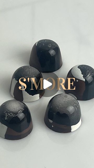 Mats Rajala on Instagram: "S’more please! Presenting my take on the timeless s’more, now in bonbon form. I’m excited for you to try it out! 🔥  #chocolate #bonbon #praline #foodporn #recipe #hembakat #fika #praliner #smore #marshmallow  Marshmallow - AW 0.6854  6 grams (0.21 oz) gelatin powder (200 bloom) 20 grams (0.71 oz) water 60 grams (2.12 oz) granulated sugar 1 vanilla pod 60 grams (2.12 oz) caramelized sugar 37 grams (1.31 oz) invert sugar (trimoline) A 80 grams (2.82 oz) water 56 grams (1.98 oz) invert sugar (trimoline) B  Start by thoroughly mixing gelatin powder and 20 grams (0.71 oz) water. Then, microwave it for about 30 seconds at 600 watts. Place it in the fridge to set. We’ll use this at the end of the recipe. Pour invert sugar B into your stand mixer and let it run at low/m Bonbon Filling Recipe, Chocolate Bon Bons Recipe, Marshmallow Bonbons, Bonbon Recipe, Chocolate Bonbons Packaging, Bonbon Chocolate, Chocolate Bonbons Recipe, Chocolate Bon Bons, Gelatin Powder