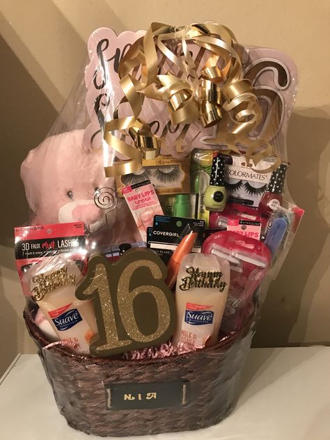 Sweet sixteen gift basket Sweet 16 Bff Gift Ideas, Sweet 16 Presents Ideas, Bsf Sweet 16 Gifts, Sweet 16 Birthday Gift Box Ideas, Pink And Gold Gift Basket, Teenage Gift Basket Ideas, 16tg Birthday Gift Ideas, Sweet Sixteen Gift Ideas For Daughter, Sweet Sixteen Gift Basket Ideas