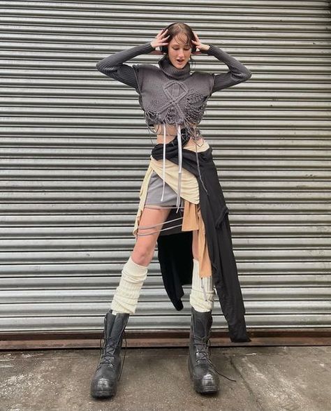 nora gallagher🦒 on Instagram: "fun fact my headphones are dead" Archive Outfits, Jungle Outfit, Subversive Basics, Grunge Fairy, Dream Style, Current Styles, Stevie Nicks, Fit Inspo, Fun Fact