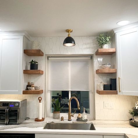 Kitchen Floating Shelves, Floating Shelves Kitchen, Style Deco, Kitchen Redo, Decoration Inspiration, Kitchen Remodel Idea, Cubicle, Kitchen Makeover, Kitchen Layout