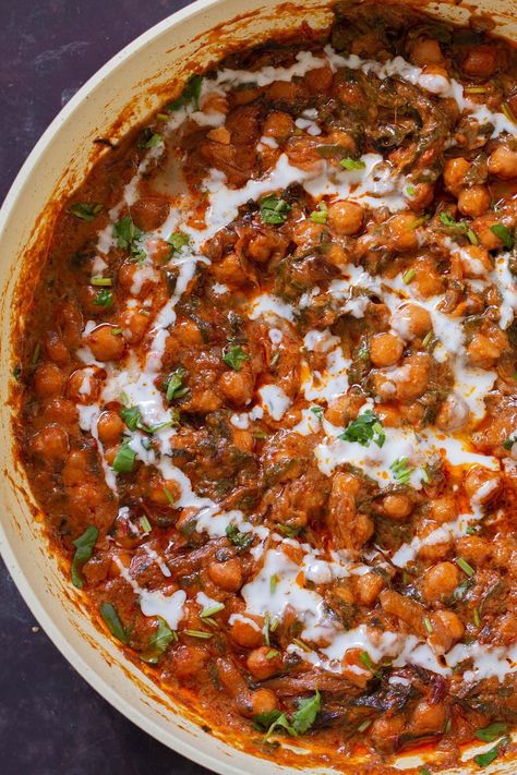 Harissa chickpeas is a super quick, one pan meal with lots of caramelized onions, greens, and chickpeas in a creamy, spicy sauce. Recipes Using Harissa, Chickpea Harissa, Harissa Chickpeas, Plan Board, Harissa Recipes, Lentils Beans, One Pan Meal, Harissa Paste, How To Cook Beans