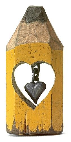 Heart.  Carved in a real pencil Pencil Carving Art, Pencil Sculpture, Halle Saint Pierre, Pencil Carving, Micro Art, Designer Couch, Graphite Art, Pencil Lead, Led Pencils