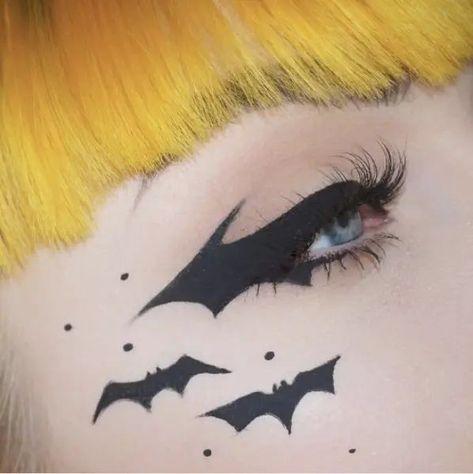 Bat Wing Liner, Bat Makeup, Wing Liner, Winged Eyeliner Makeup, Holloween Makeup, Winged Eyeliner Tutorial, Cute Halloween Makeup, Cool Halloween Makeup, Halloween Eye Makeup