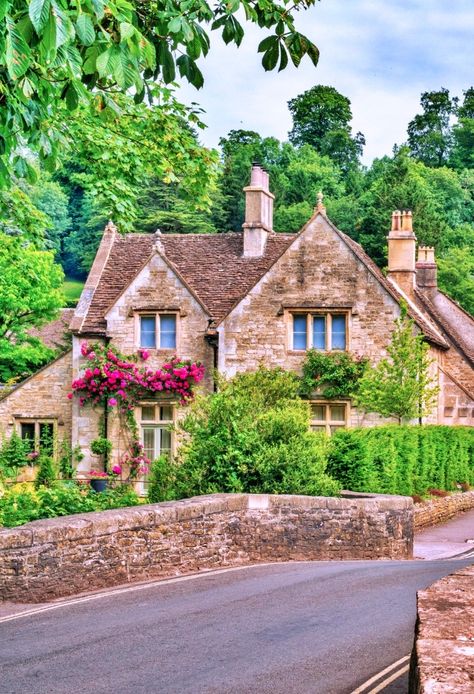 Mosaic Houses, British Cottages, Cotswold Cottages, Transitional French Country, Small House Inspiration, New England Cottage, Visit England, British Houses, British Cottage