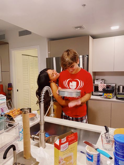 Teenage Love Christmas, Baking Dates Couple, Christmas With Your Boyfriend, Baking Couple Aesthetic, Baking Aesthetic Couple, Cute Christmas Couple Aesthetic, Christmas Couple Baking, Baking Date Couple, Baking Date Aesthetic