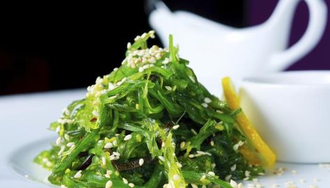 Seaweed: It's not just for wrapping sushi Wakame Salad, Kidney Friendly Diet, Wakame Seaweed, Kidney Friendly Foods, Sea Vegetables, Kidney Friendly, Reduce Cholesterol, Thyroid Health, Idee Pasto Sano