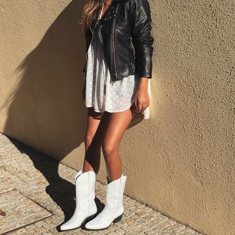 Texan Boots, Western Boot Outfit, Western Boots Outfit, Cowboy Boot Outfits, White Boots Outfit, It Shoes, Cowgirl Boots Outfit, Estilo Cholo, Look Festival