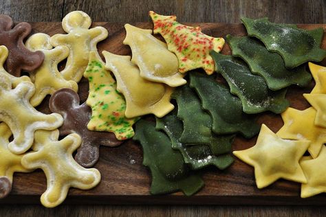 Homemade Crackers Recipe, Christmas Pasta, Pasta Shop, Winter Hygge, Pasta Art, Homemade Ravioli, Homemade Crackers, Cracker Recipes, Pasta Maker