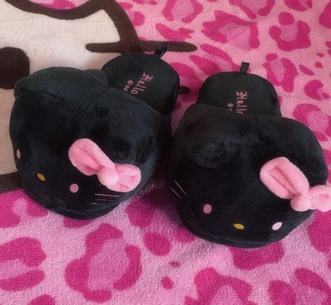 Y2k Gifts, Hello Kitty Slippers, Black Hello Kitty, Images Hello Kitty, Kitty Clothes, Charmmy Kitty, Hello Kitty Clothes, Hello Kitty Aesthetic, Pretty Shoes Sneakers