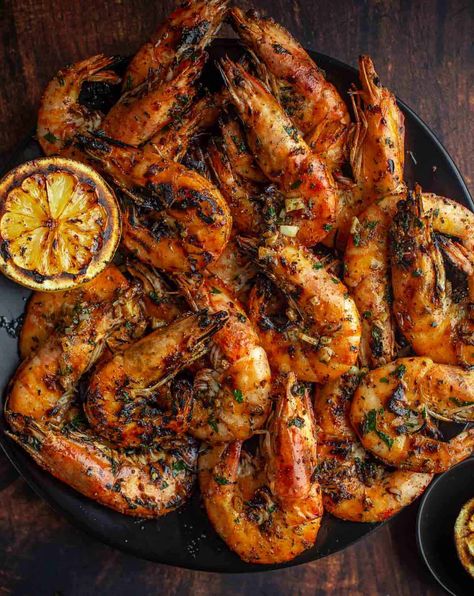 Grilled prawns and grilled lemon on a serving plate. Grilled Prawns Recipe, Easy Prawn Recipes, Savory Seasoning, Bbq Prawns, Prawns Recipe, Prawn Dishes, Canned Seafood, Grilled Lobster, Grilled Prawns