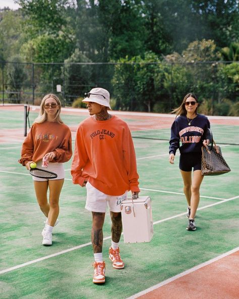 Group Athletic Photoshoot, Vintage Sport Aesthetic, Vintage Tennis Photoshoot, Cool Athleisure Outfits, Vintage Tennis Aesthetic, Tenis Photoshoot, Golf Campaign, Tennis Campaign, Sporty And Rich Aesthetic