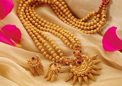 Puneri Jewellery-Maharashtrian Jewellery Collection – Traditionally Designed Gold Necklace Mastani Jewellery, Bajirao Mastani, Maharashtrian Jewellery, Temple Jewelry Necklace, Antique Gold Jewelry Indian, Gold Jewelry Simple Necklace, Gold Mangalsutra Designs, Handmade Gold Jewellery, Gold Necklace Indian Bridal Jewelry