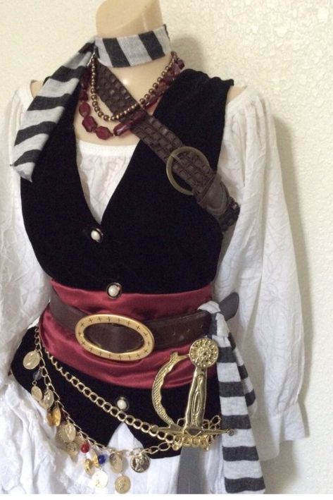 Pirate Halloween Costume, Pirate Costume Diy, Sweaters Striped, Costume Carnaval, Female Pirate Costume, Fest Temaer, Pirate Halloween Costumes, Pirate Outfit, Pirate Halloween