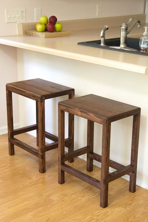 How to make a half lap bar stool out of 2x4's Diy Bar Stool, Build Your Own Bar, Shipping Furniture, Diy Bar Stools, Diy Stool, 2x4 Projects, Entry Furniture, Diy Bar, Diy Holz