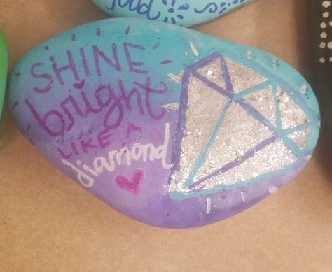 Shine bright like a diamond - painted rock Diamond Rock Painting, Glitter Rocks, Rock Creations, Inspirational Rocks, Stone Art Painting, Christmas Rock, Bright Paintings, Painted Rocks Diy, Diamond Paint