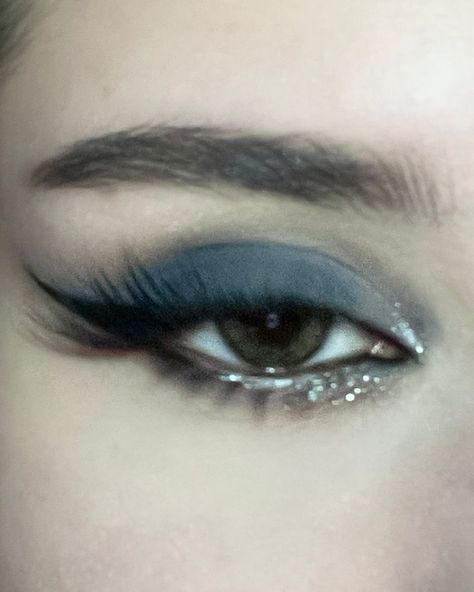 Prom Makeup Dark Blue, Dark Blue Eyeshadow, Swag Makeup, Ethereal Makeup, Pinterest Makeup, Dope Makeup, Edgy Makeup, Dark Makeup, Eye Makeup Art