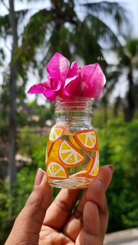 Jar Crafts Painting, Jar Paint Ideas, Paint Bottles Diy, Jar Painting Ideas Cute, Small Bottle Art, Bottle Diy Crafts, Glass Jar Painting, Bottle Art Painting, Bottle Painting Ideas