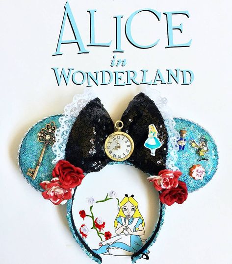 554 Likes, 16 Comments - mouse ears (@uniqueearsbyili) on Instagram: “New Alice floral design now available for order! If you're interested in this design or any other…” Disney Art Ideas, Disney Art Projects, Jungle Book Kaa, Diy Alice In Wonderland, Disneyland Ears, Diy Disney Ears, Disney Diy Crafts, Disney Ears Headband, Diy Mickey Ears