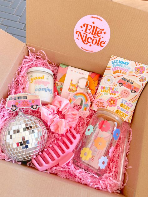 Gift Basket Small Business, Gift Box Ideas For Business, Business Ideas With Friends, Giveaway Prizes Ideas, Birthday Box Ideas For Friend, Gift Boxes Business Ideas, Cute Gift Bags For Friends, Pastel Gift Ideas, Cute Boxes For Gifts