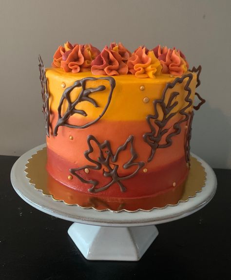 Simple Fall Cake Ideas, Friendsgiving Cake Ideas, Simple Fall Themed Cakes, Thanksgiving Cake Designs, Fall Decorated Cakes, Autumn Cake Decorating, Fall Cake Ideas, Airbrush Cake Designs, Fall Cake Designs