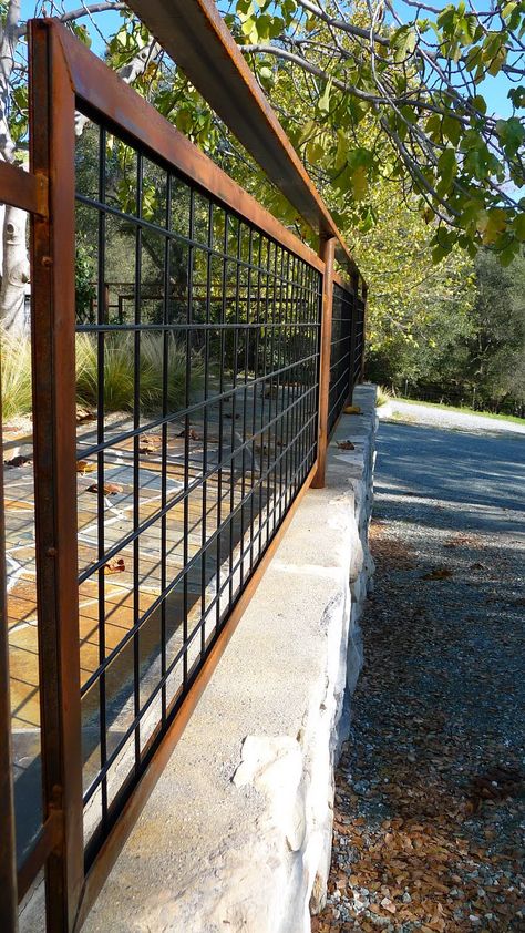 Living Iron: Hog Wire Fencing with Patina, landscape design, fencing. Will it keep out deer? Hog Wire Fence Gate, Diy Hog Wire Fence, Hog Wire Fence Ideas, Wire Fence Gate, Wire Fence Ideas, Pagar Modern, Hog Wire Fence, Fence Planning, Front Fence