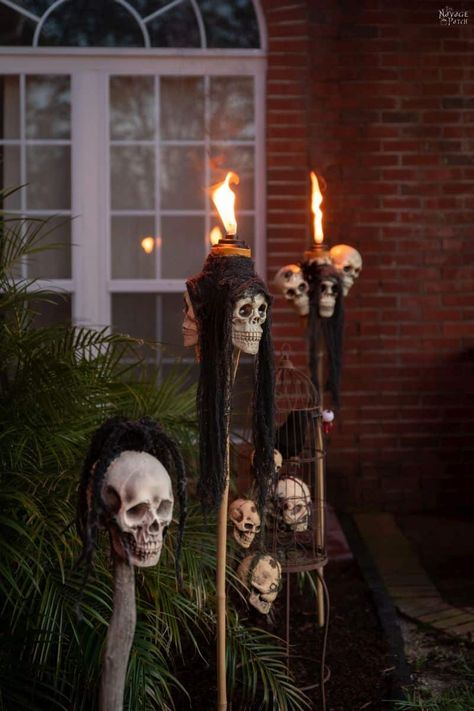 Skull Halloween Decor Outdoor, Halloween Decor With Chains, Outdoor Yard Halloween Decorations, Backyard Patio Halloween Decor, Scary Halloween Theme Ideas, Yard Ideas For Halloween, Skeleton House Halloween, Long Driveway Halloween Decorations, Pirate Porch Decor