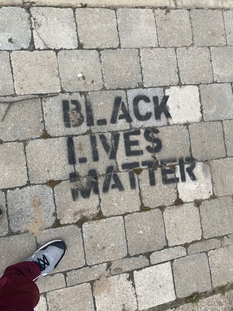 Blm Aesthetic, Powerful Protest Images, Black Feminity, Protest Signs Civil Rights, Black Lives Matter Artwork, Black Lives Matter Signs, Blm Protest, Pinterest Widget, Black Lives Matter Art