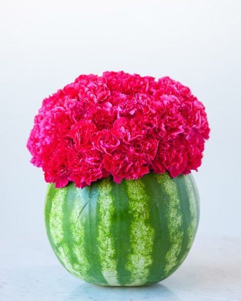 Watermelon Centerpiece, Watermelon Flower, Watermelon Birthday Parties, Pastel Cupcakes, Deco Champetre, Watermelon Party, Fiesta Tropical, Watermelon Birthday, Flower Centerpiece