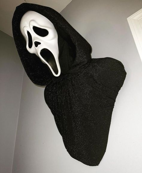 Ghostface Halloween Decor, Ghostface Decorations, Ghostface Ceramic, Scream Decor, Ghostface Party, Ghostface Mask Aesthetic, The Scream Sculpture, Ghost Face Mask, Scream Mask