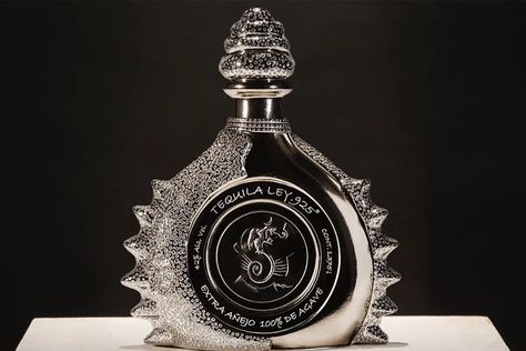 Seeking the ultimate tequila experience? Look no further than our roundup of The Most Expensive Tequilas in the World!  Tequila Ley claims its .925 Diamante tequila is the most expensive bottle of tequila in the world. The brand first launched it in 2007 with a jaw-dropping price tag. Expensive Drinks, Tequila Aesthetic Bottle, Bottle Of Tequila, Refreshing Drinks Alcohol, Expensive Liquor Bottles, Expensive Tequila, Tequila 1800, Rum Punch Recipes, Vodka Brands