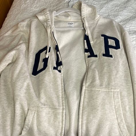 Size Large Gap Zip-Up Sweatshirt Gap Hoodie Zip Up, Gap Zip Up, Gap Jacket Outfit, Gap Zip Up Hoodie Outfit, Gap Zip Up Hoodie, Mini Wardrobe, Hoodie Gap, Zipup Hoodie, Gap Sweatshirt