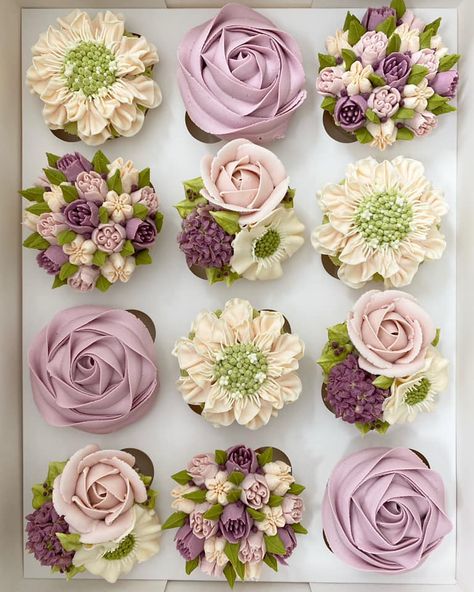 Tårta Design, Cupcake Flower Bouquets, Cupcakes Flores, Elegant Cupcakes, Fancy Cupcakes, Cupcake Cake Designs, Floral Cupcakes, Cake Decorating Piping, Beautiful Cupcakes