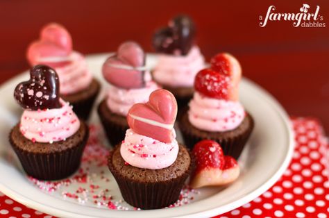 Brownie Bites with Strawberry Fluff Frosting Strawberry Marshmallow Fluff, Fluff Frosting, Marshmallow Fluff Frosting, Strawberry Bites, Marshmallow Fluff Recipes, Strawberry Marshmallow, Strawberry Fluff, Brownies Recipes, Harry And David