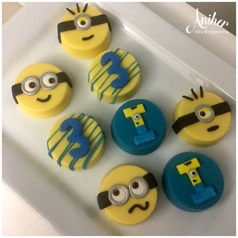 Minion Chocolate Covered Oreos, Minion Oreos, Minion Treats, Cake Pucks, Covered Chocolate, Designer Cookies, Minions Birthday, Minions Party, Minion Theme