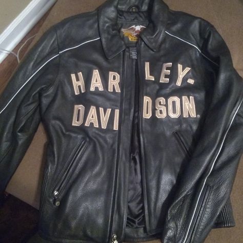 Beautiful And Comfortable Harley Davidson Jacket. Never Worn Only Tried On. Got Rid Of The Bike Before I Had A Chance To Wear It. Biker Outfits For Women, Harley Davidson Jackets Women, Silly Clothes, Harley Davidson Clothing, Harley Davidson Jacket, Casual Style Outfits, Zeppelin, Dream Clothes