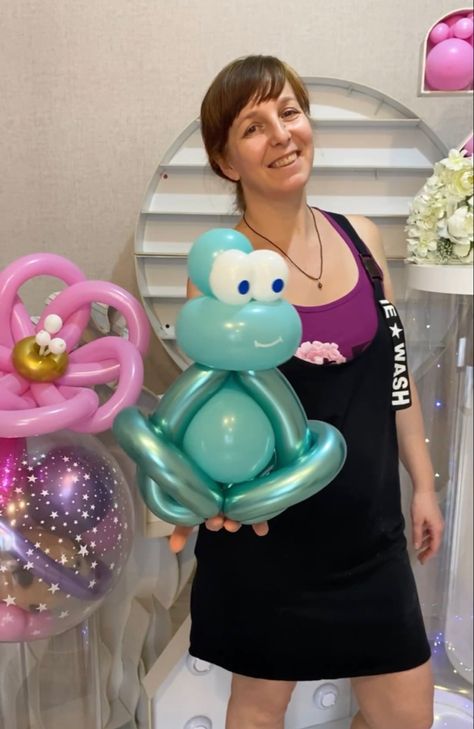 Balloon Frog, Balloon Tutorials, Green Balloon, White Balloons, Balloon Animals, Diy And Crafts, Projects To Try, Balloons, Sculpture