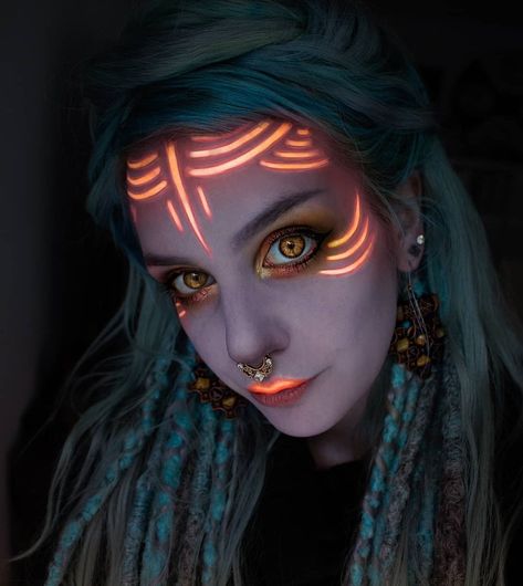 Neon Witch Makeup, Blacklight Party Makeup, Glow Body Painting Ideas, Glow In The Dark Face Paint, Neon Blue Makeup, Glow In The Dark Face Paint Ideas, Rave Face Paint, Glow In The Dark Makeup, Glow Face Paint