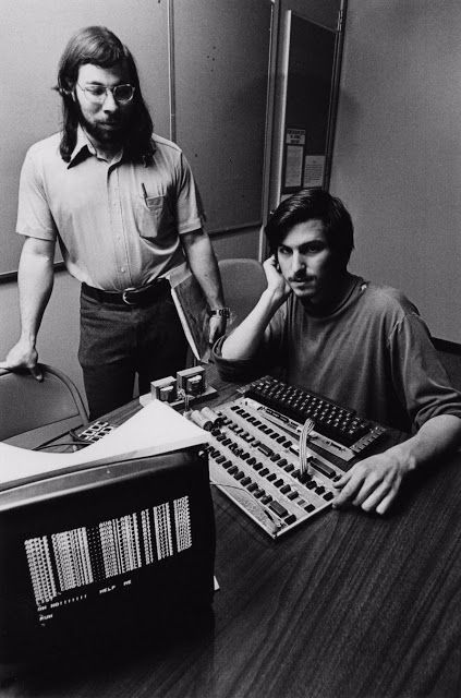 30 Fascinating Photographs of a Young Steve Jobs in the 1970s and 1980s ~ vintage everyday Steve Jobs Photo, Bill Gates Steve Jobs, Next Computer, All About Steve, Vw Minibus, Steve Jobs Apple, Job Pictures, Ronald Wayne, Old Computer