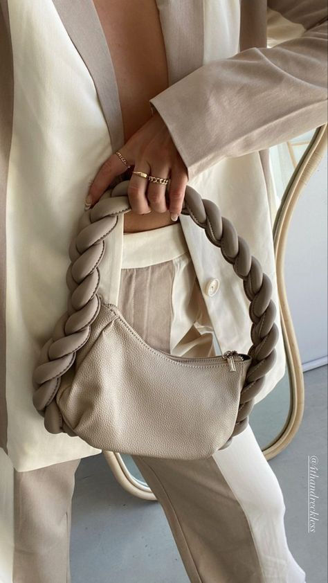 Creamy Aesthetic, Ootd Chic, Cream Bag, Bags For Work, Best Gowns, Beige Handbags, Cream Bags, Monochromatic Outfit, Aesthetic Luxury