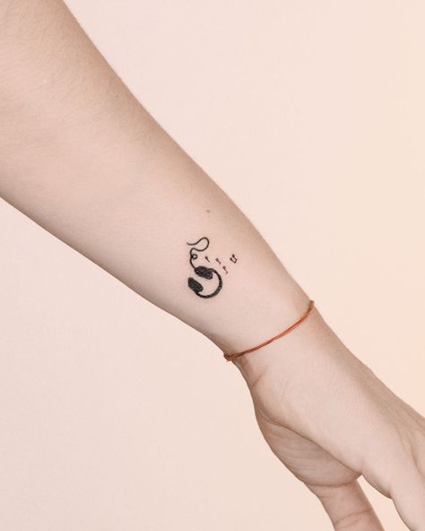 Mini Tattoos Music, Tattoo Nota Musical, Couples Music, Word Tattoo Ideas, Minimalist Tattoo Ideas, Word Tattoo, Movie Tattoo, Clever Tattoos, Music Tattoo Designs