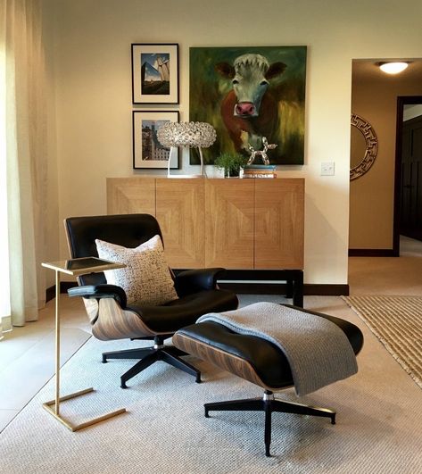 Discover the 24 Eames Chair 2024: Iconic Comfort Redefined - placeideal.com Charles Eames Lounge Chair, Small Interiors, Family Room Layout, Modern Decor Ideas, Sleek Office, Log House, Piano Room, Room Redesign, Interior Decorator