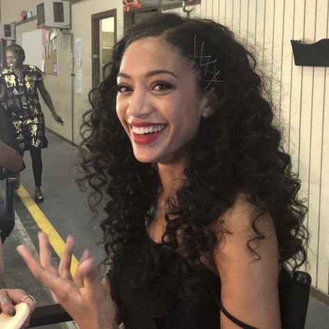 Olivia Baker de All American. Samantha Logan, Olivia Baker, All American, Good Books, Wonder Woman, Hairstyles, Instagram Photos, Hair Styles, Hair