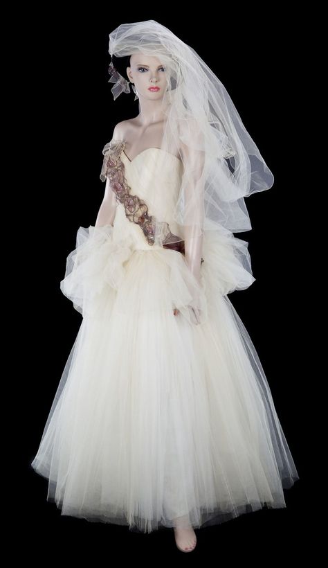 madonna wedding dress sean penn celebrity weddings 1028 Miranda Lambert Wedding Dress, Miranda Lambert Wedding, Madonna Dress, Rosanna Arquette, Divas Pop, Purple Wedding Dress, Rosa Coral, Luxury Brides, Tulle Wedding Gown