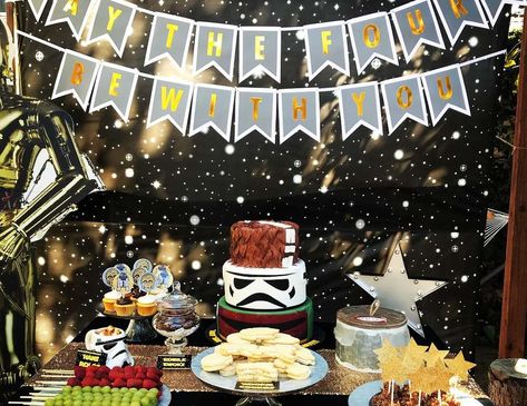 Star Wars / Birthday "May the FOURS be with you" | Catch My Party Lego Birthday Party Ideas, Star Wars Party Decorations, Lego Star Wars Birthday, Lego Star Wars Party, Birthday Star Wars, Star Wars Baby Shower, Galaxy Party, Star Wars Lego, Party Styling