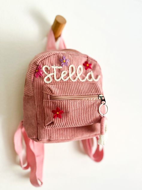 Hand Embroidered Backpack, Custom Backpack Ideas, Diy Backpack Decoration, Girls Xmas Gifts, Backpack Ideas, Canvas Bag Diy, Stitch Backpack, I Name, Embroidered Backpack