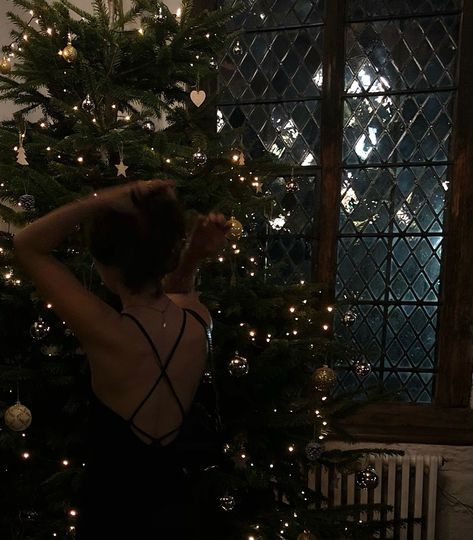 Christmas Aesthetic Taylor Swift, Cozy Taylor Swift Aesthetic, Taylor Swift Aesthetic Back To December, Tis The Damn Season Aesthetic, Forever Winter Aesthetic Taylor Swift, Tis The Damn Season, Champagne Problems Taylor Swift Aesthetic, Dorothea Taylor Swift, Hate Winter