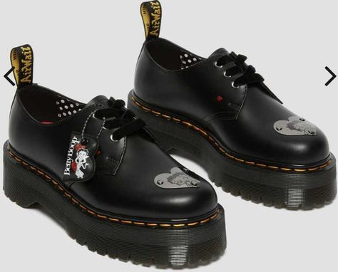 Shoes Wishlist, Dr Wardrobe, Hogwarts Dr, Shoe Wishlist, Shoe Inspiration, Doc Marten Oxford, Fashion Wishlist, Swag Shoes, Shoe Lace Patterns