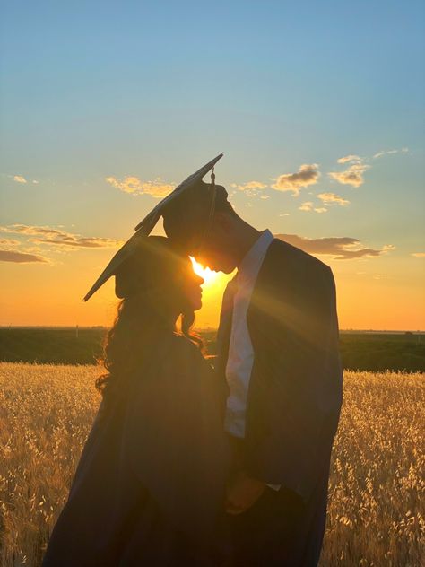 Couple High School Graduation Pictures, Couple Graduation Pictures Aesthetic, Senior Ring Pictures, Couple Poses For Graduation, Grad Photoshoot With Boyfriend, Grad Photo Ideas Couple, Cap And Gown Senior Pictures With Boyfriend, Graduation Photo Ideas Couple, High School Graduation Pictures With Boyfriend